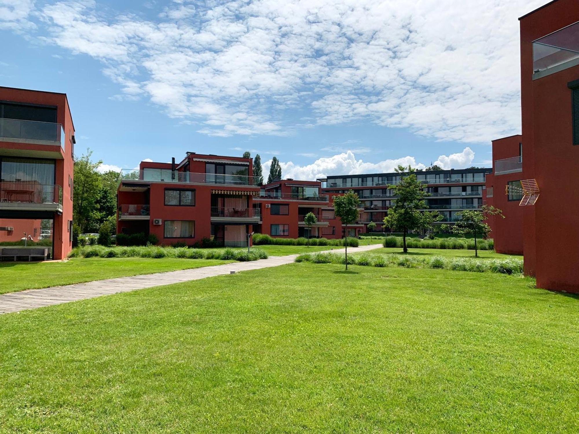 Bavaria Club Apartman Balatonlelle Exterior foto